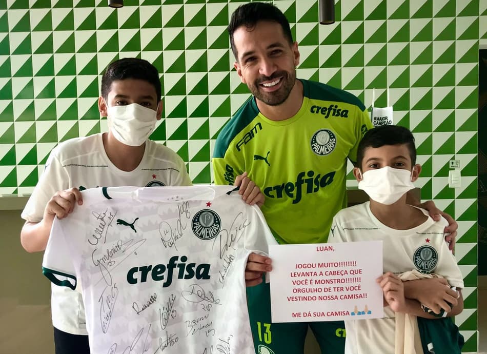 Após derrota do Palmeiras no Mundial, Luan recebe a visita de dois torcedores mirins que o apoiaram