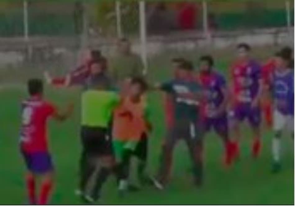 Goleiro se irrita e espanca árbitro após marcação de pênalti