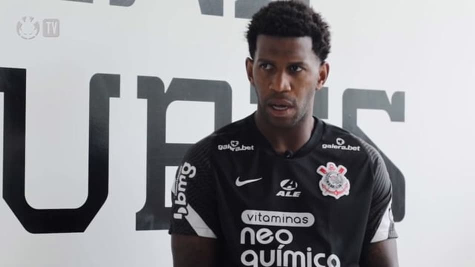 Gil fala sobre cuidados com a parte física e relação com atletas mais jovens no Corinthians
