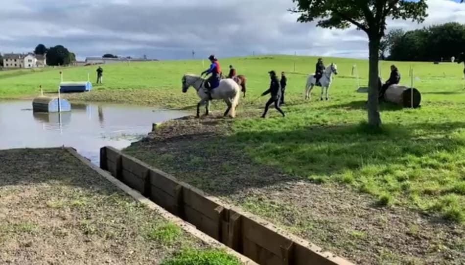 VÍDEO: bicampeão olímpico é flagrado agredindo cavalo em treino e acaba suspenso do hipismo