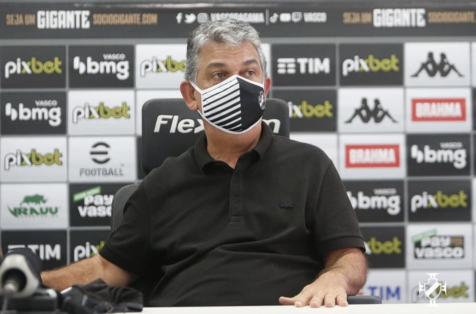 Carlos Brazil lembra dificuldades no mercado e exalta jogadores do Vasco: ‘Extremamente comprometidos’