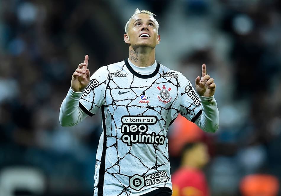 ATUAÇÕES: Em noite festiva para Pelé, Róger Guedes brilha com a camisa 10 em vitória do Corinthians