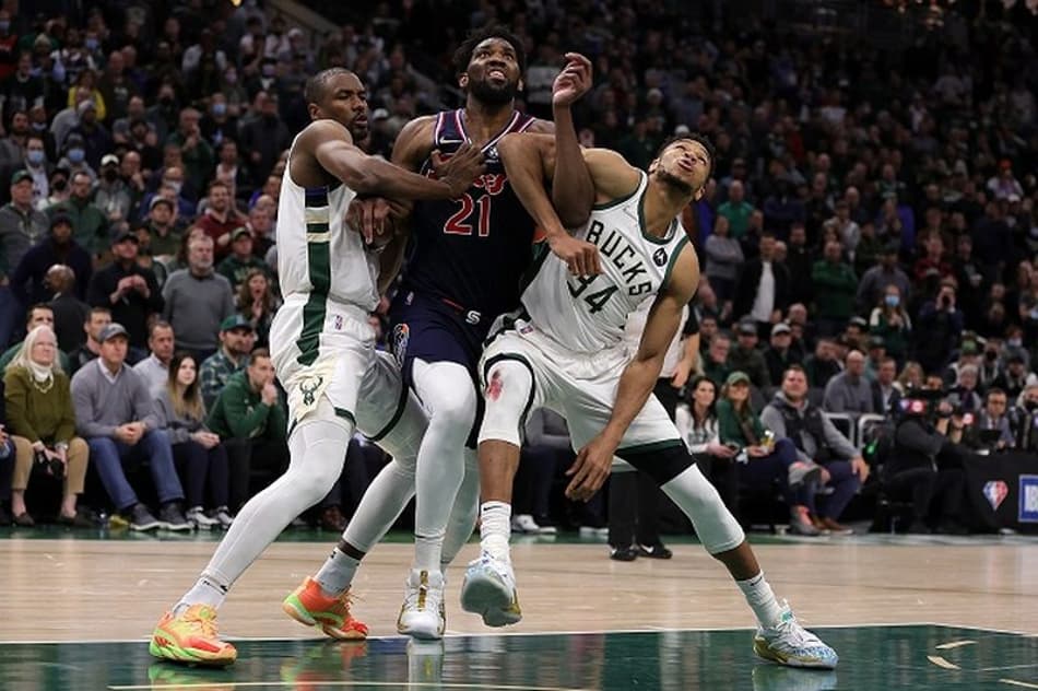 Embiid e Antetokounmpo fazem duelo eletrizante em vitória do 76ers