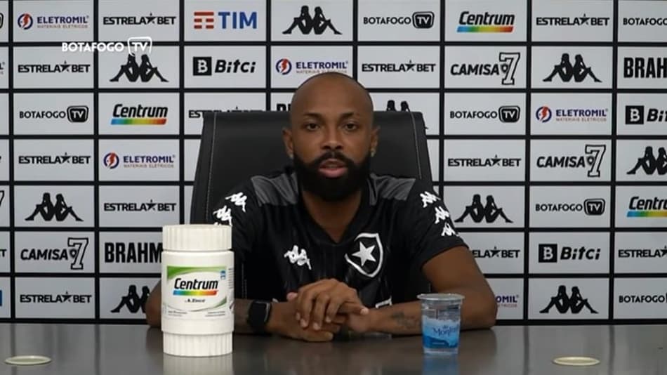 Chay se coloca à disposição para o clássico, planeja um 'Botafogo forte' e fala sobre a relação com os meninos