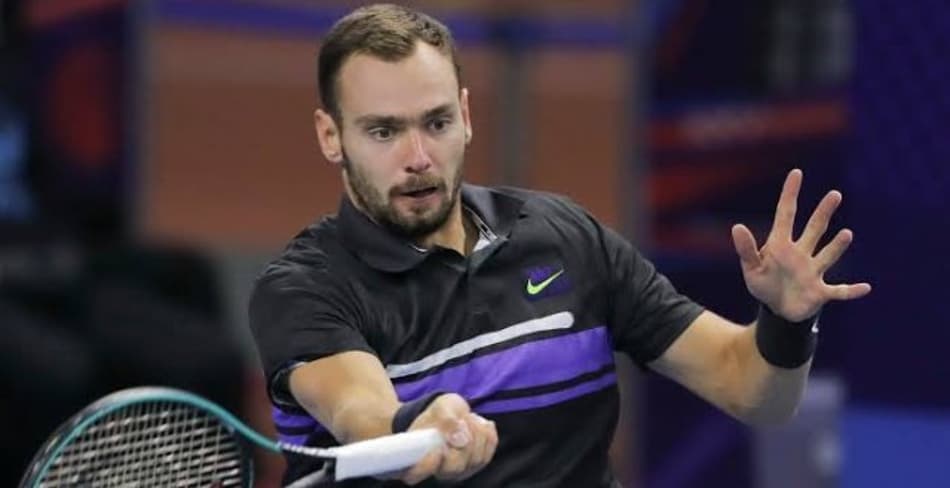 Safiullin faz história, surpreende Tsitsipas e vai à semi em Marselha
