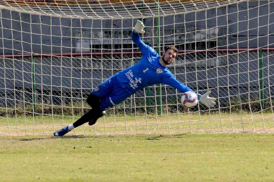 Goleiro da Portuguesa Thomazella comemora invencibilidade do clube no Paulistão A2