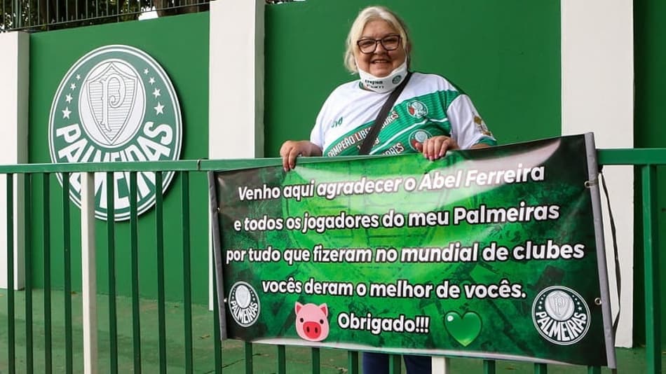 Torcedora do Palmeiras leva faixa em homenagem aos jogadores e ganha a atenção de Abel Ferreira; assista
