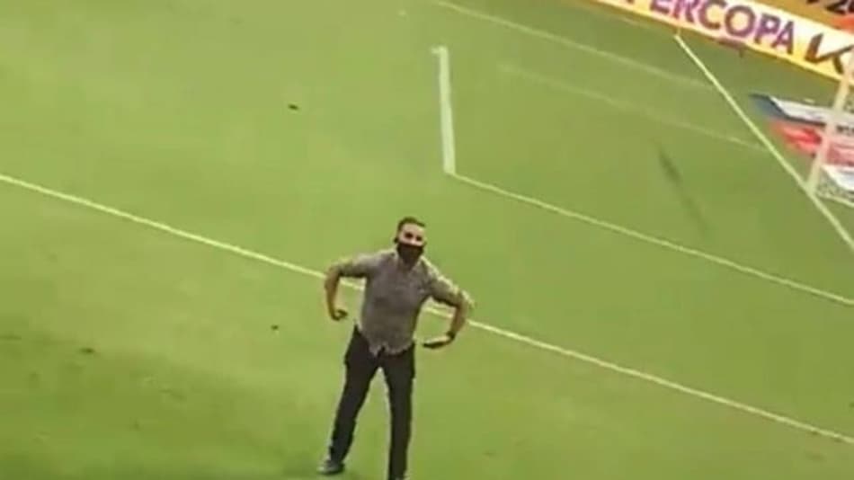 Homem é acusado de fazer gesto racista para torcida do Flamengo na final da Supercopa do Brasil
