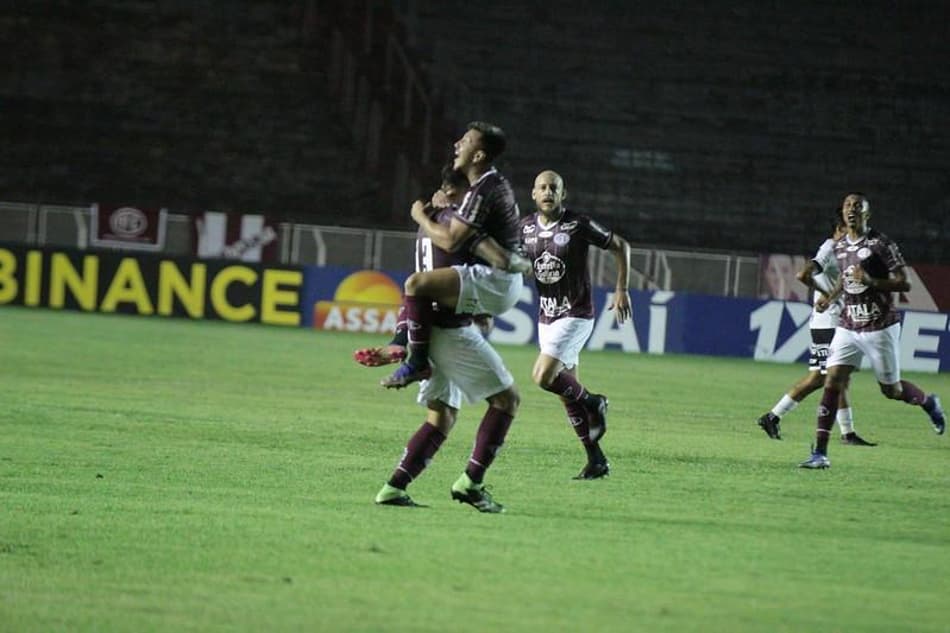 Netto fala sobre volta ao time titular e gol na vitória da Ferroviária
