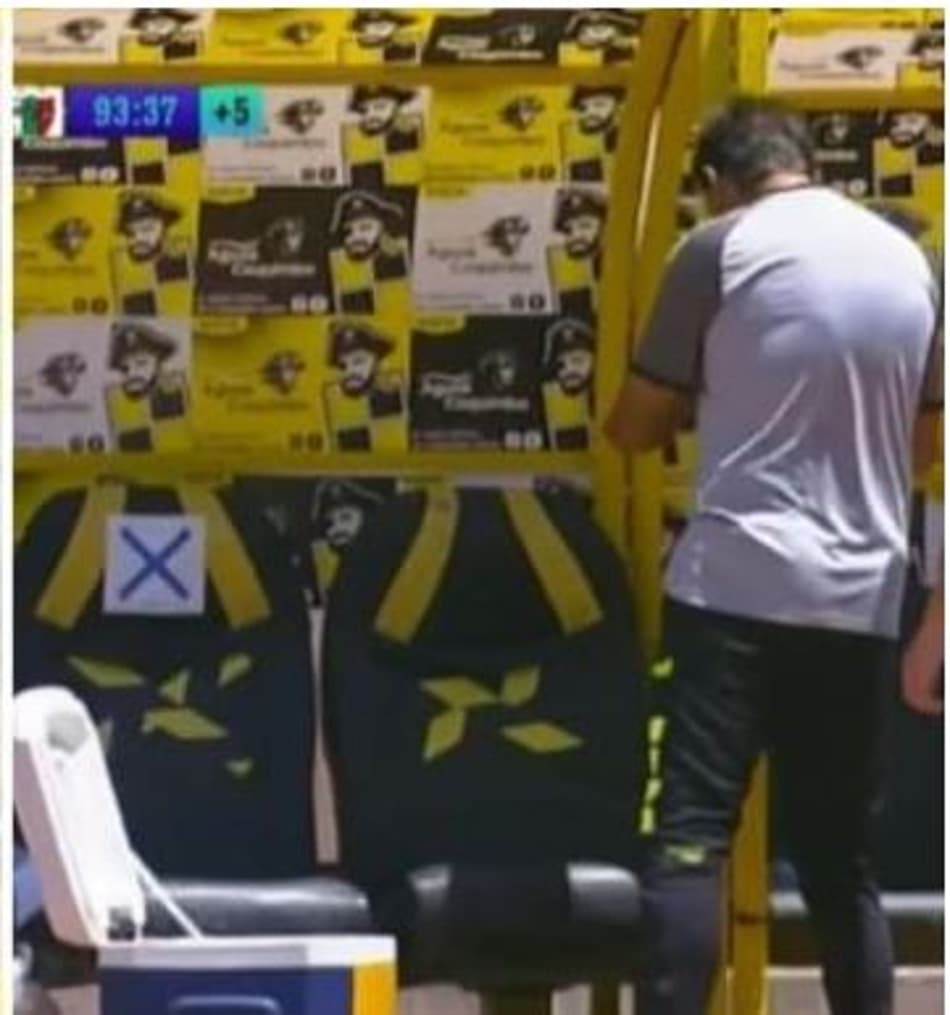 Técnico perde a cabeça com jogador e 'desconta' no banco de reservas; confira