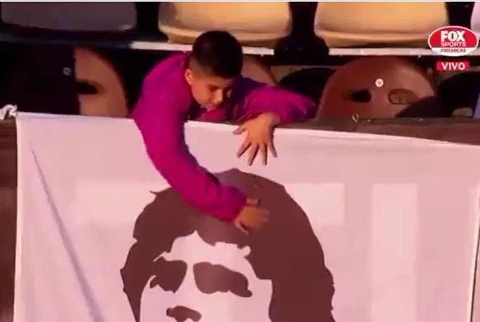 Gesto de garoto em imagem de Maradona emociona a Argentina