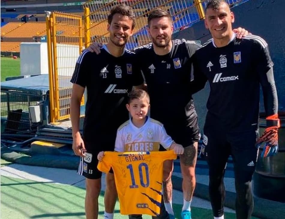 Torcedor mirim do Tigres cumpre sonho de tirar uma foto com Gignac