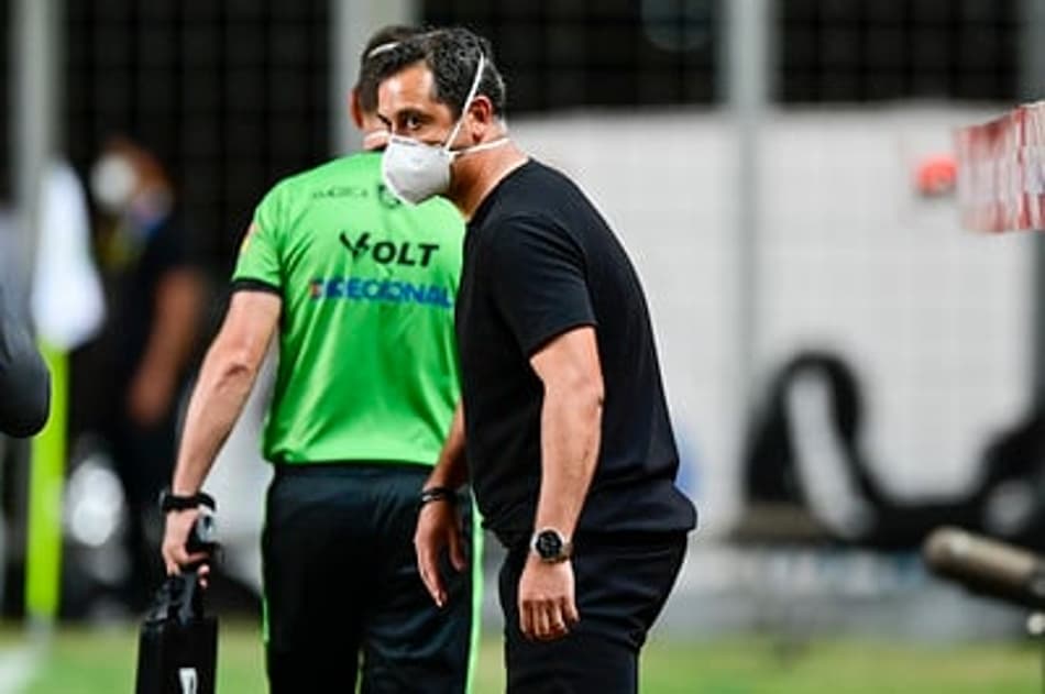 Marquinhos Santos nega prejuízo por falta de experiência do América-MG e tira lição da derrota para o Guaraní