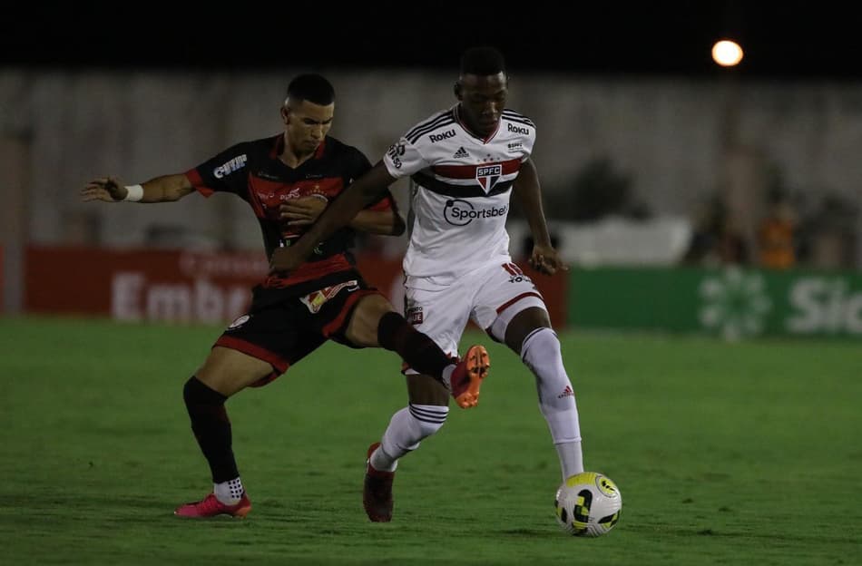 São Paulo para no goleiro, só empata com o Campinense, mas garante classificação na Copa do Brasil