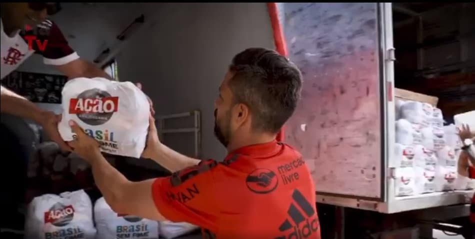 VÍDEO: jogadores e funcionários do Flamengo doam 300 cestas básicas aos desabrigados em Petrópolis
