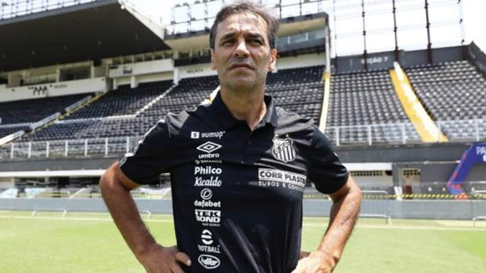 Fabián Bustos visita a Vila Belmiro e encontra presidente do Santos