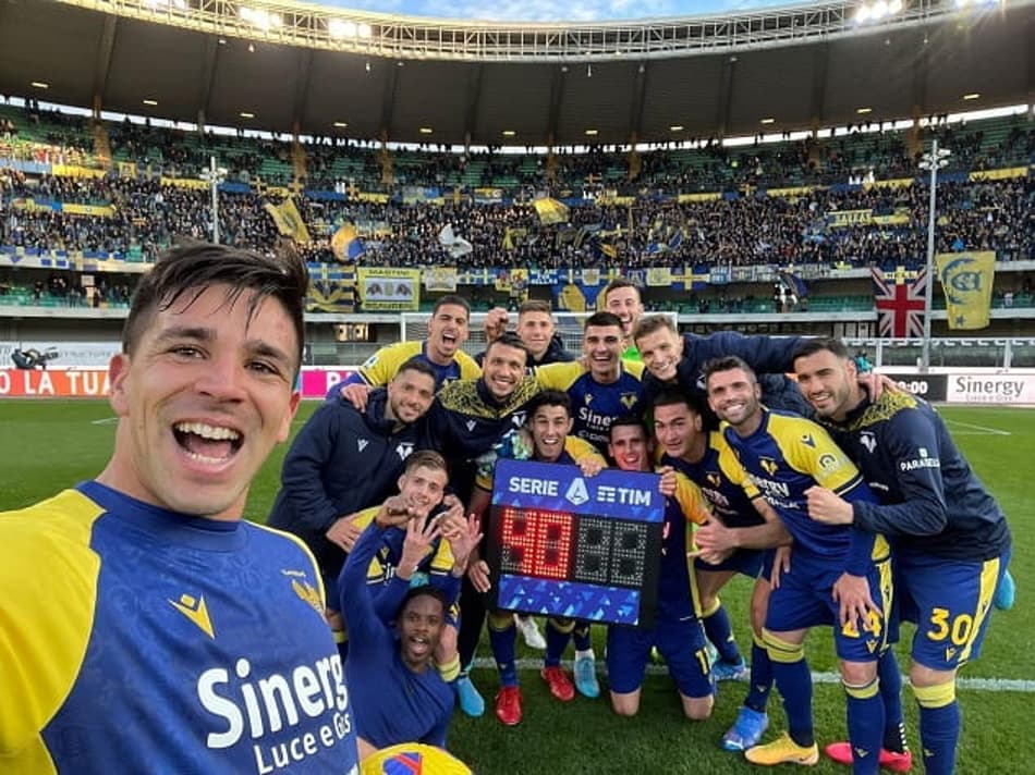 Daniel Bessa comemora vitória do Verona sobre o Venezia no Campeonato Italiano