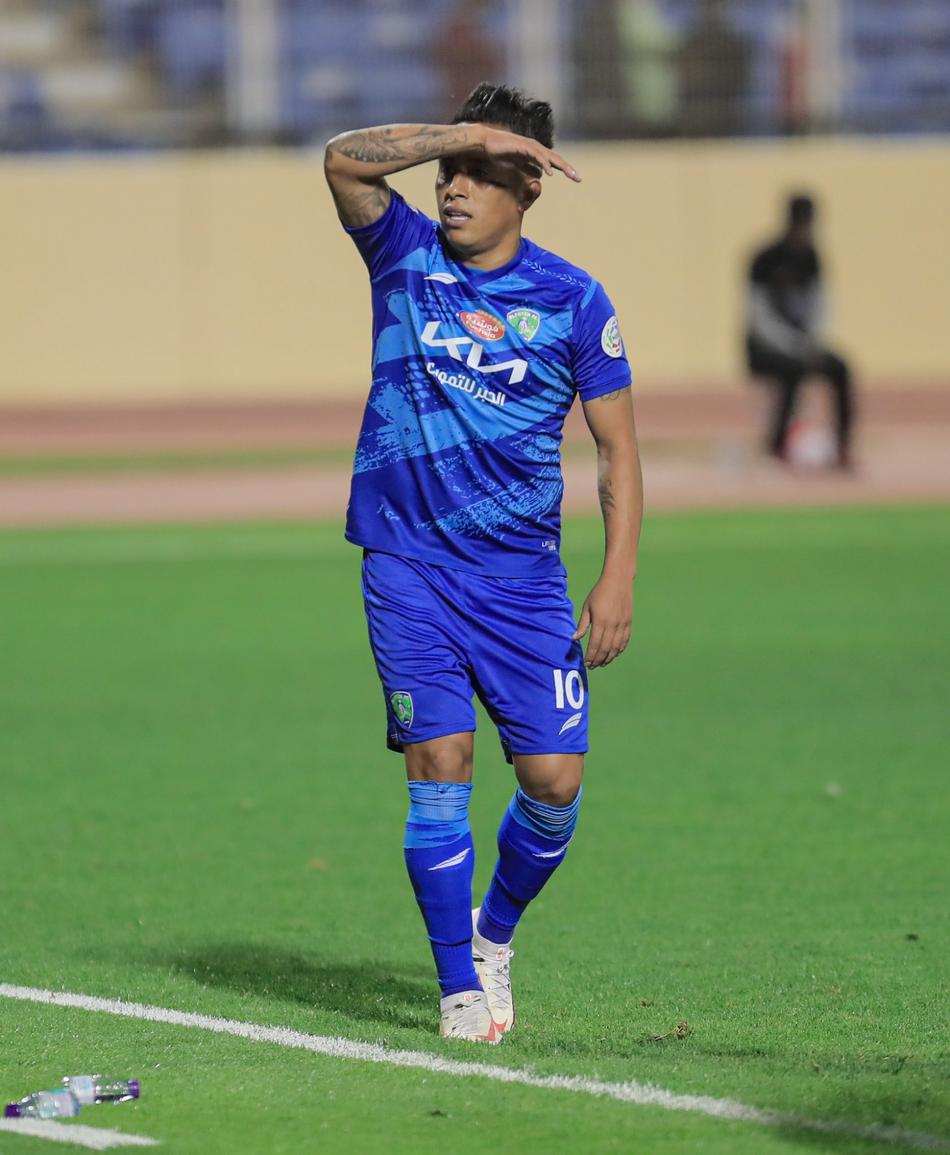 Cueva marca golaço em goleada do seu time na Arábia Saudita; vídeo