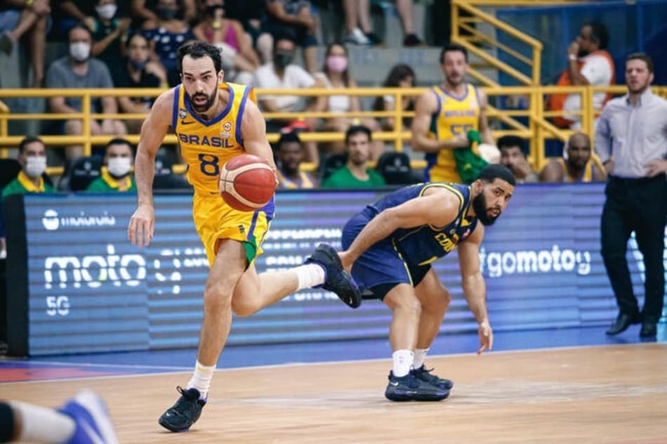 Brasil bate Colômbia e segue líder nas eliminatórias