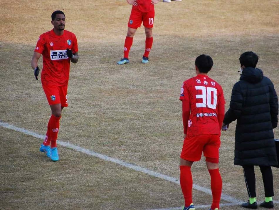 Após estreia com gol, atacante brasileiro projeta brigar pelo acesso na Coreia do Sul
