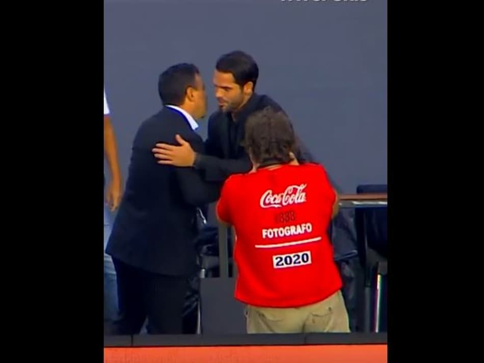 Comprimento entre Gallardo e técnico rival viraliza na internet