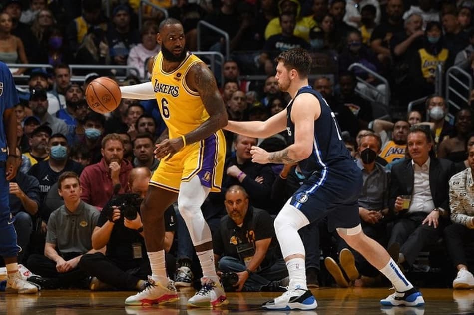 Mavericks segura reação e vence Lakers em Los Angeles