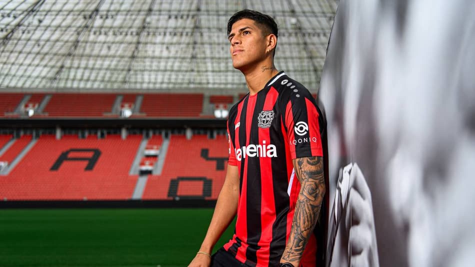 Zagueiro equatoriano diz que, no início da carreira, 'era como Neymar'