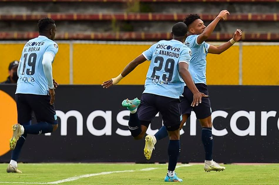 Católica faz ótimo 1º tempo, vence Bolívar e avança da Libertadores