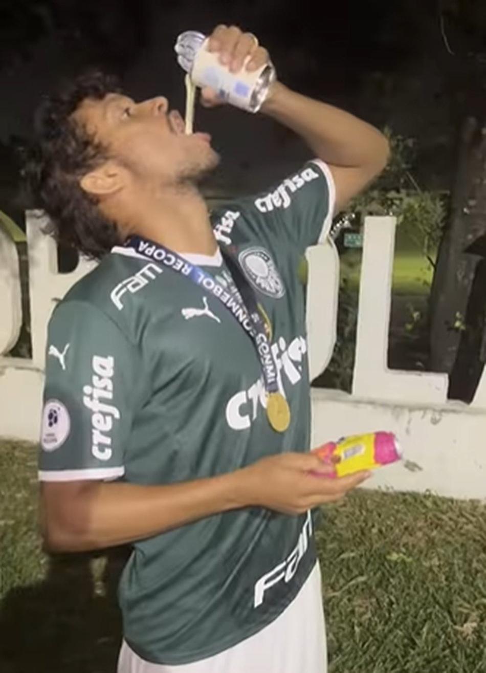 VÍDEO: Gustavo Scarpa sai da dieta e festeja mais um título do Palmeiras com leite condensado