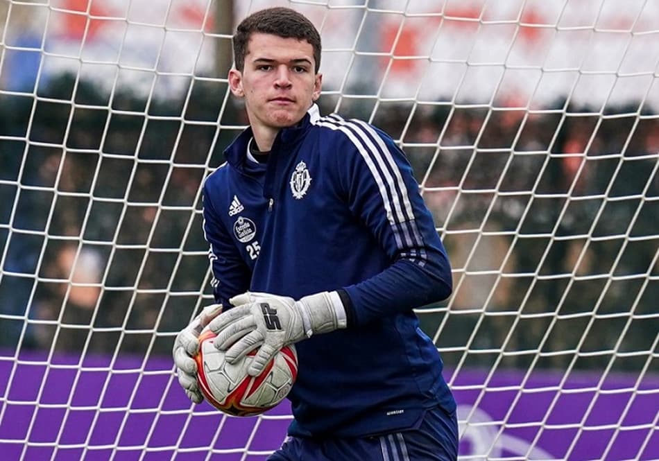 Goleiro destaca expectativa por estreia em clube de Ronaldo Fenômeno