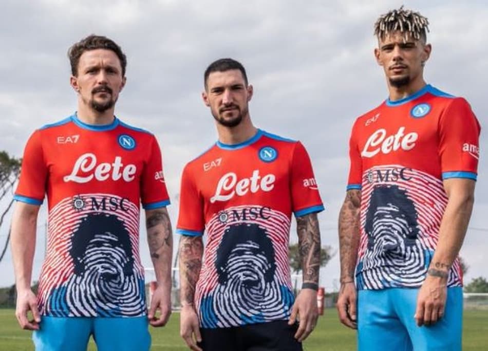 Diego Maradona é homenageado em nova camisa do Napoli