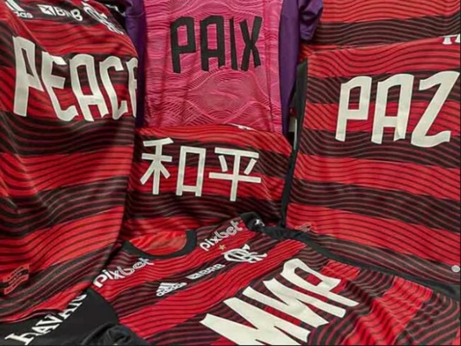 Paz em 15 idiomas: Flamengo divulga uniforme que usará contra o Vasco. Veja as imagens!