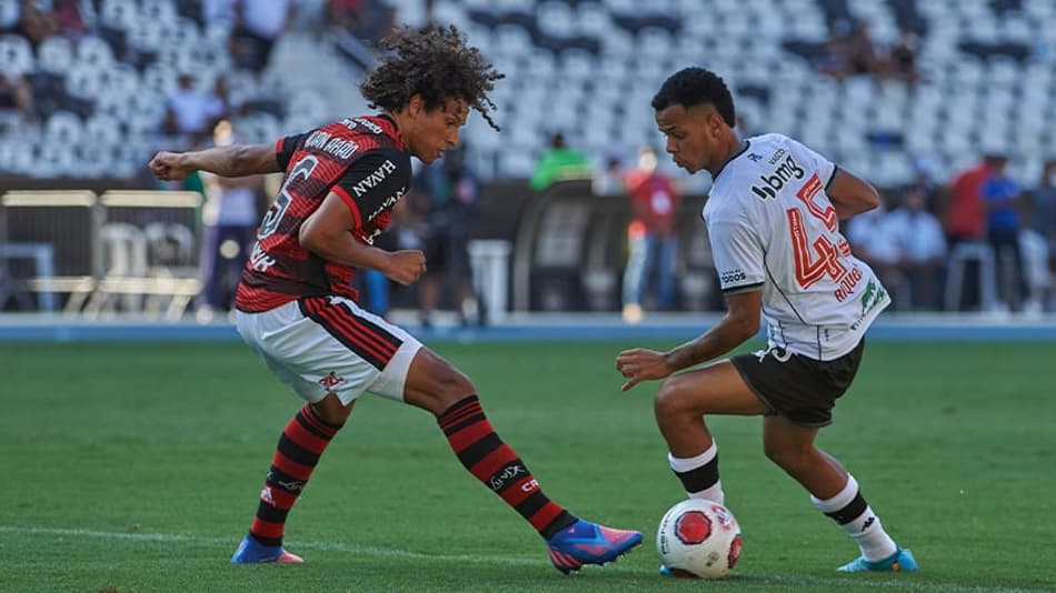 ATUAÇÕES: Defesa falha, Vasco reage, mas sofre gol no fim; Gabriel Pec marca golaço e se destaca