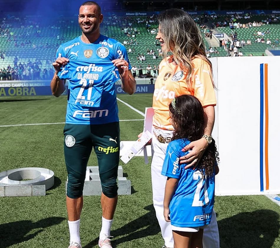 VÍDEO: Weverton faz chá de bebê no gramado do Allianz Parque e descobre que será pai de menino