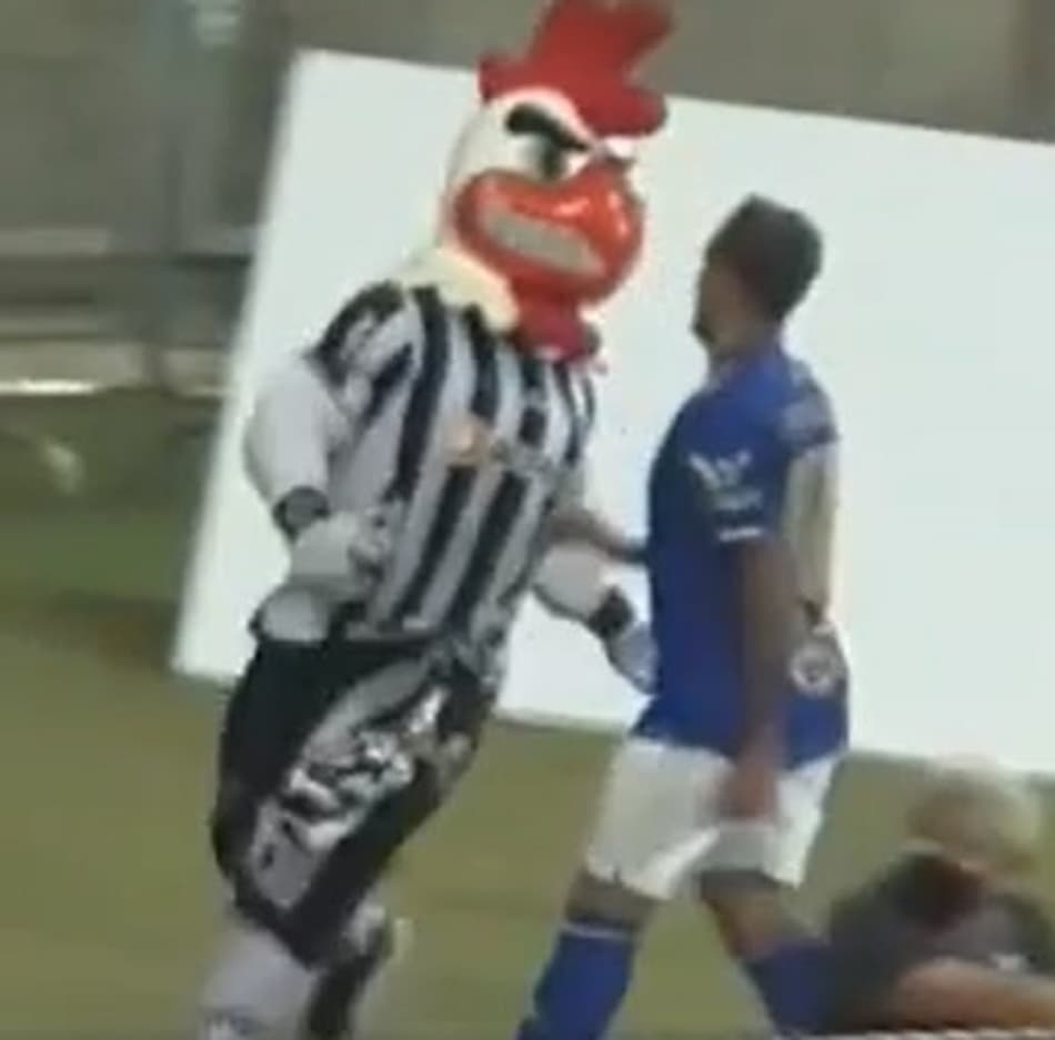 VÍDEO: mascote do Atlético-MG tem reação inusitada e tenta conter jogador do Cruzeiro em comemoração
