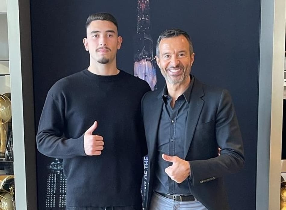 Zagueiro brasileiro assina contrato com empresário de Cristiano Ronaldo