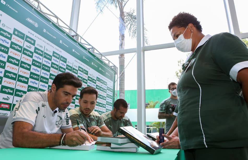 Abel Ferreira presenteia todos os funcionários do Palmeiras com o livro ‘Cabeça Fria, Coração Quente’