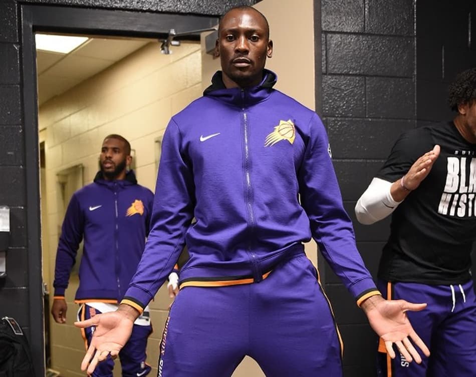 Biyombo doa todo salário para construir hospital