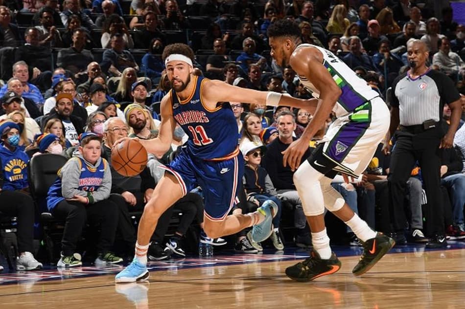 Klay Thompson brilha e Warriors passa pelo Bucks