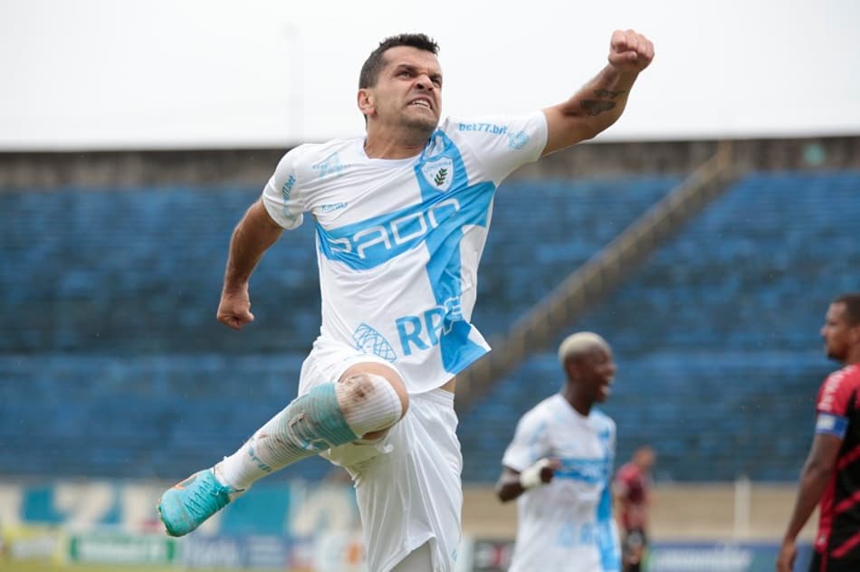 Na estreia de Adilson Batista, Londrina bate Athletico na ida das quartas de final do Paranaense