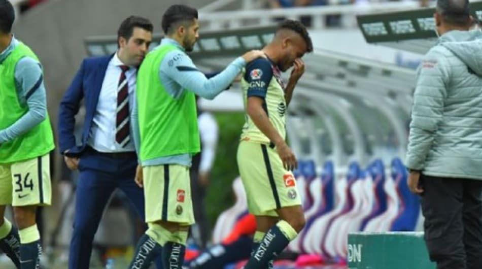 Ex-Barcelona é expulso em clássico mexicano e vai às lágrimas; confira