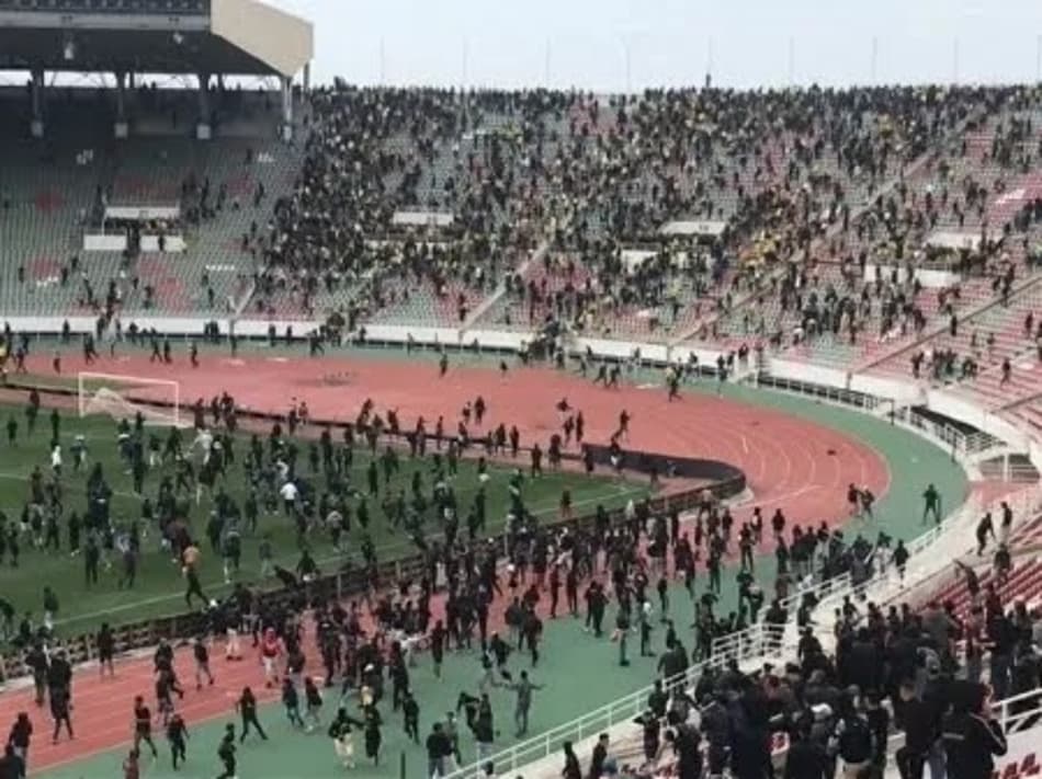 Torcedores se revoltam com derrota e protagonizam cenas de violência em estádio no Marrocos; Veja