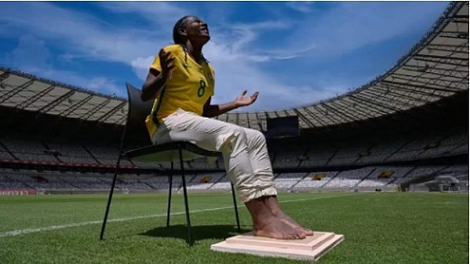 Lenda! Formiga é a primeira mulher a ter os pés eternizados na calçada da fama do Mineirão