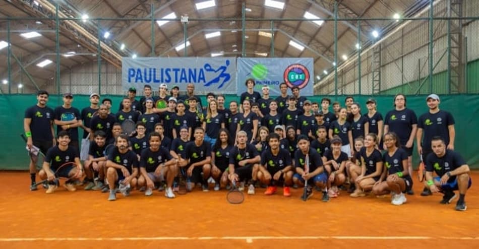 Mouratoglou se encanta com Paraisópolis e dá clínica para crianças da Omaki Tênis e Instituto Primeiro Serviço