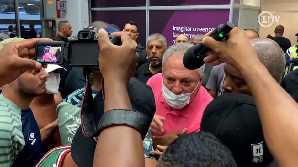VÍDEO: Torcedores do Fluminense cobram Abel Braga após eliminação na Libertadores em desembarque