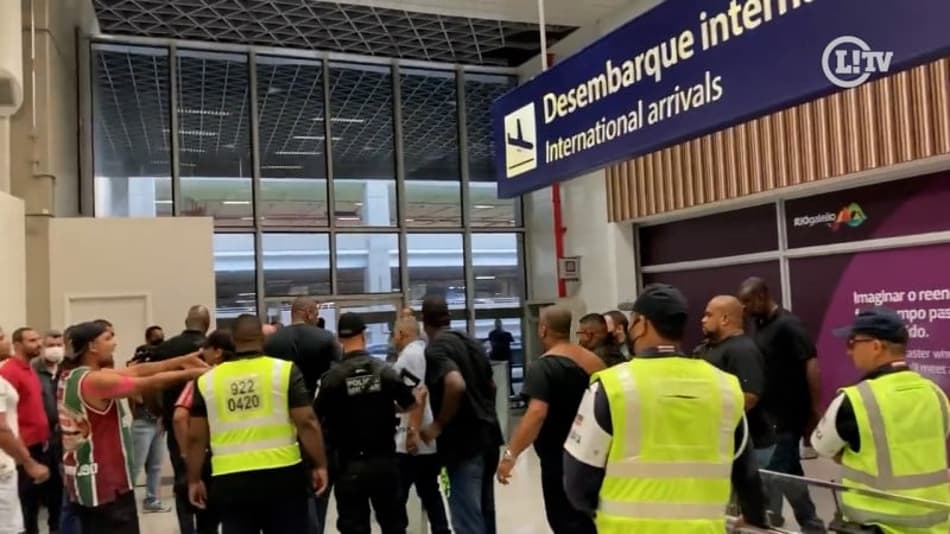 VÍDEO: Mário Bittencourt sai rodeado de seguranças para se proteger dos torcedores no aeroporto