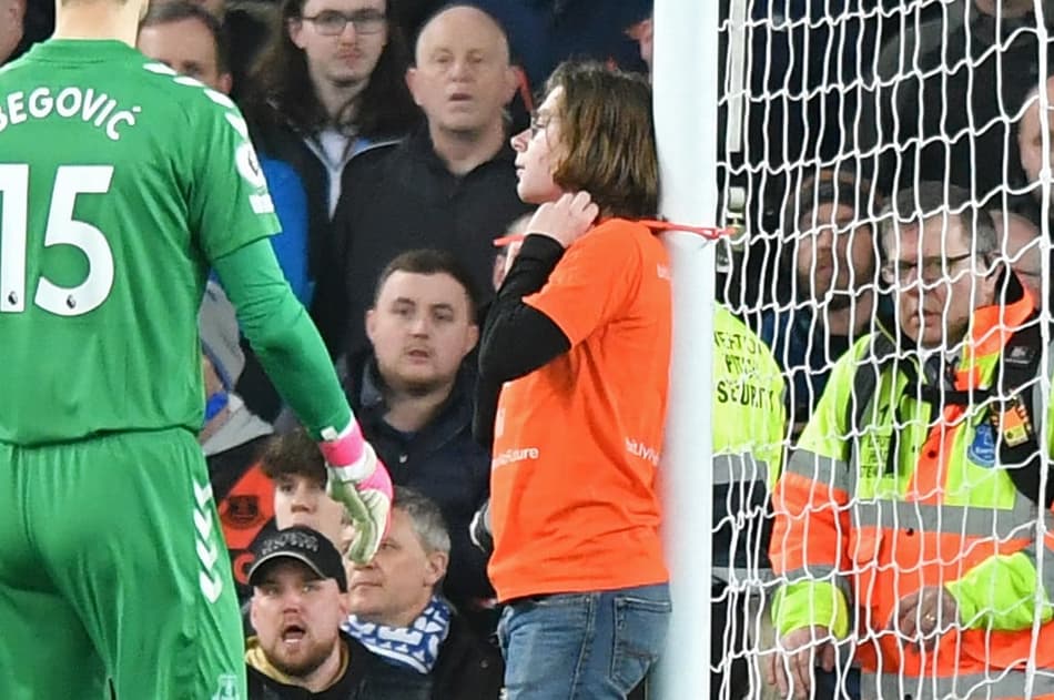 Na Premier League, jovem prende o pescoço na trave durante o jogo entre Everton e Newcastle; Veja o vídeo