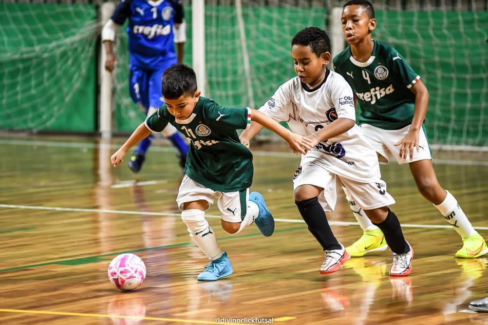 VÍDEO: Com apoio do pai, filho de Dudu marca em amistoso do futsal Sub-9 do Palmeiras