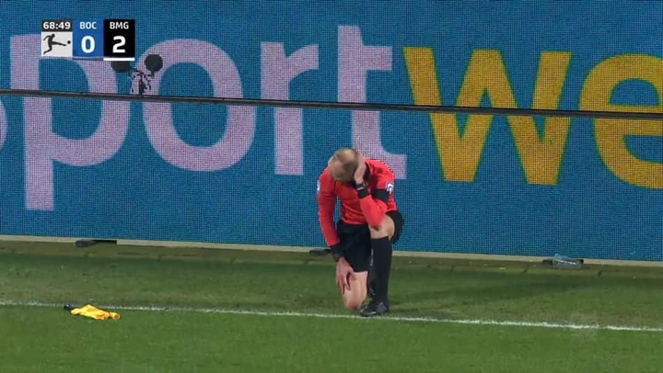 Bandeirinha é atingido por copo, e jogo Bochum x Borussia M’Gladbach é interrompido. Veja o vídeo!