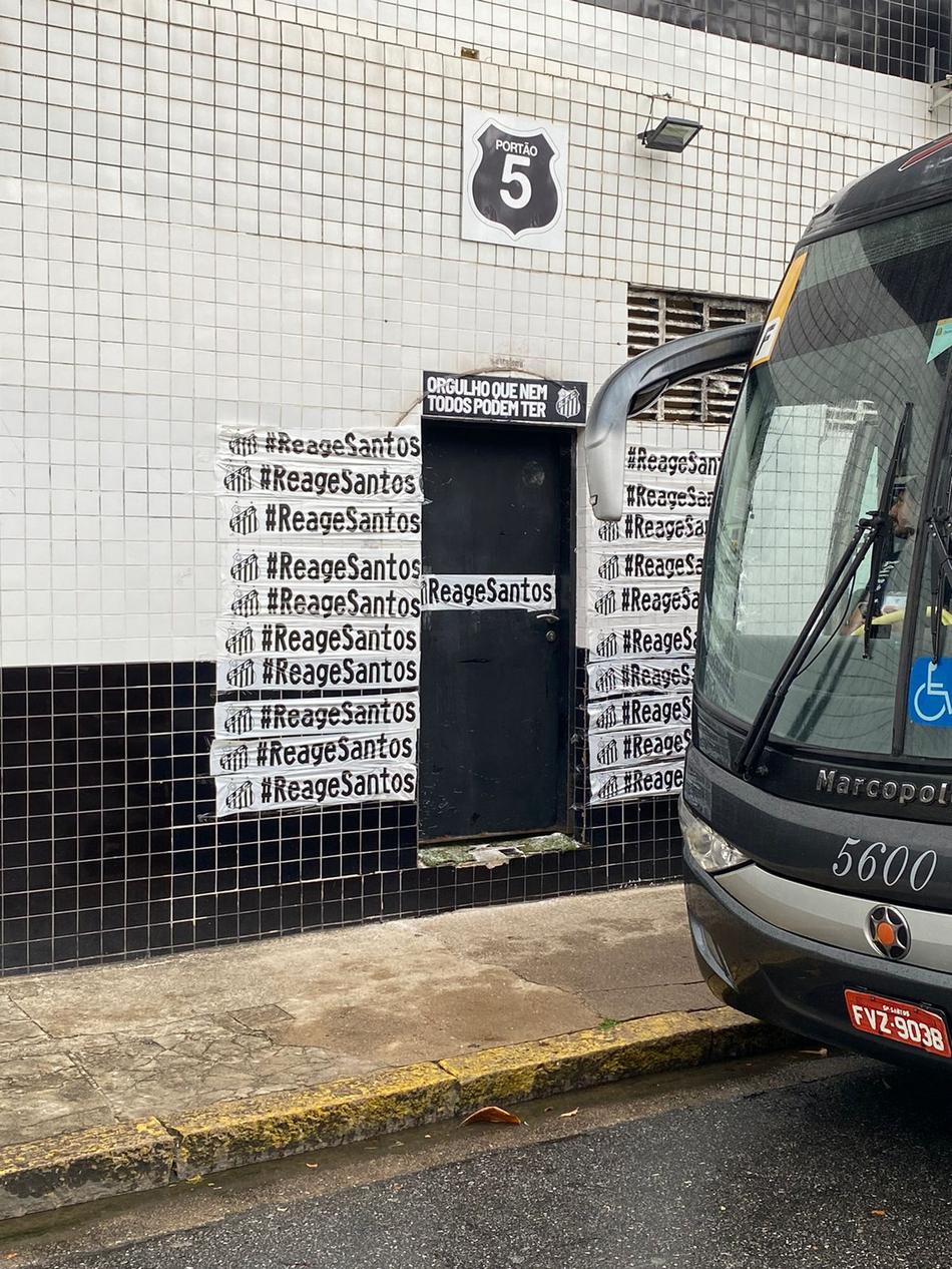 Torcedores do Santos lançam sal grosso na Vila Belmiro antes de jogo decisivo